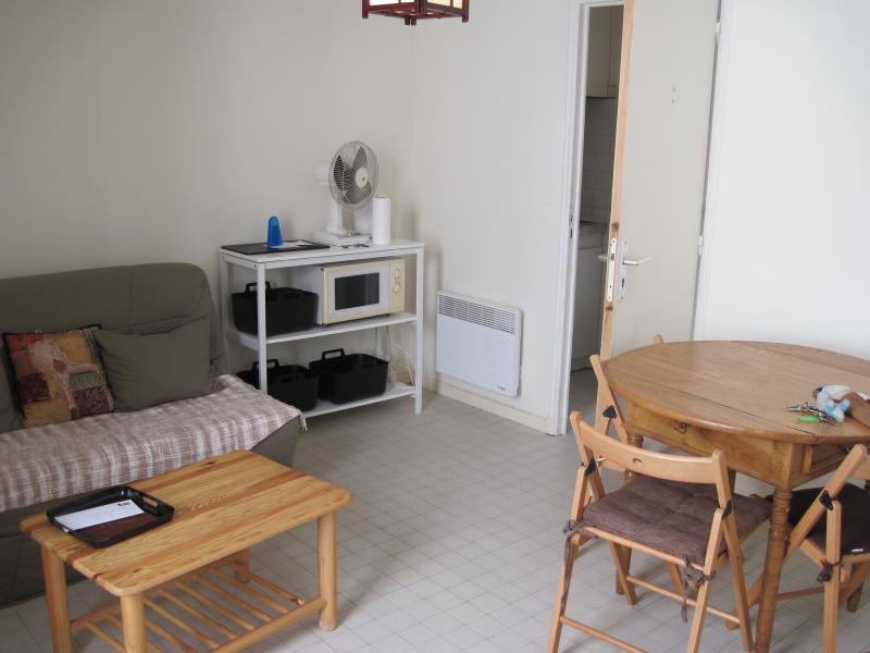 : séjour photos chambre coin bureau et cuisine possibles par mail