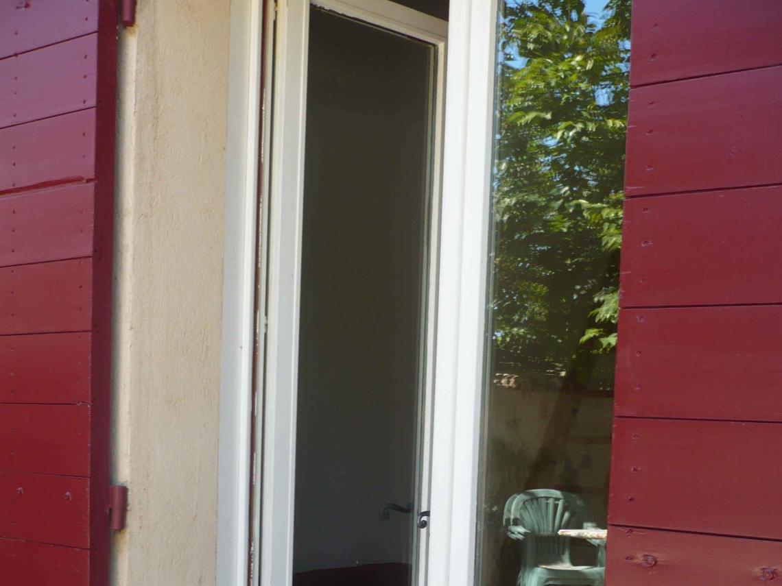 : porte-fenêtre entrée du studio