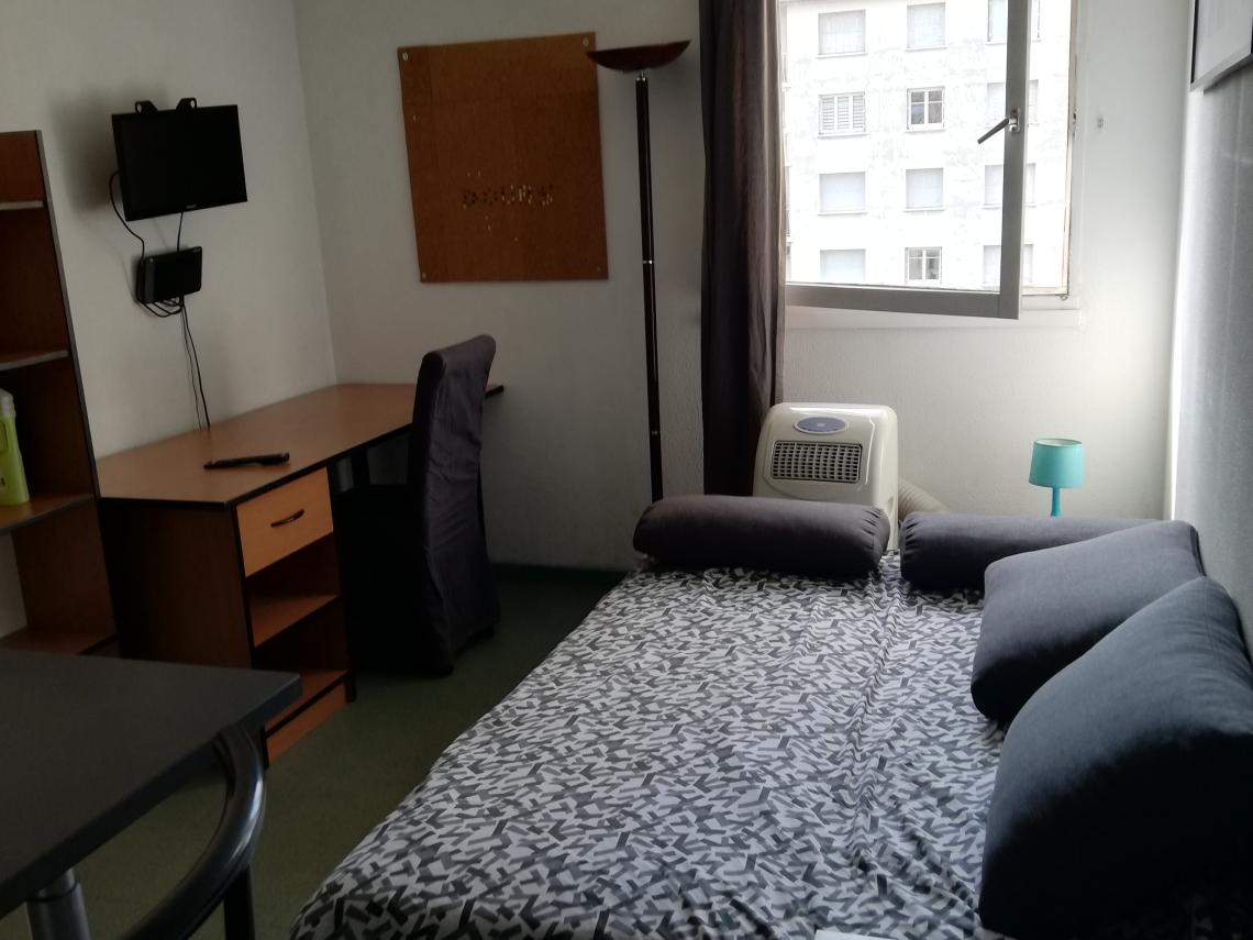 : un lit 160X200 avec une bonne literie