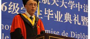 Arnaud Poitou remet officiellement leurs  diplômes  aux 72 diplômés de l'Ecole Centrale de Pékin