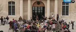 Les étudiants de l'Université d'Avignon font leur Harlem Shake devant une façade du 17ème siècle