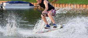 Wakeskate : Quand le skateboard se transforme en sport nautique