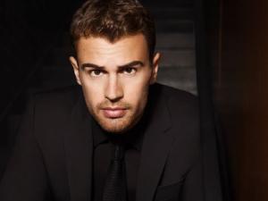  alt="THEO JAMES ambassadeur du nouveau parfum BOSS"