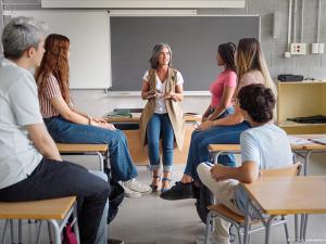  alt="Comment se former à l'accompagnement en bien-être : parcours, compétences et solutions"