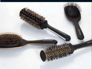  alt="Un assortiment de neuf brosses adaptées à chaque typologie de cheveux signé DESSANGE"