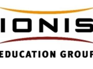  alt="Les étudiants du Groupe IONIS Education Group exposent leurs projets au Global Positive forum"