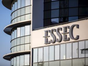  alt="L'ESSEC Business School obtient l'accréditation AMBA et la «triple couronne»"