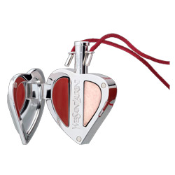  alt="Un collier gloss Yves Saint Laurent"