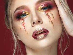  alt="Maquillage : Glitter Tears, la nouvelle tendance 3D"
