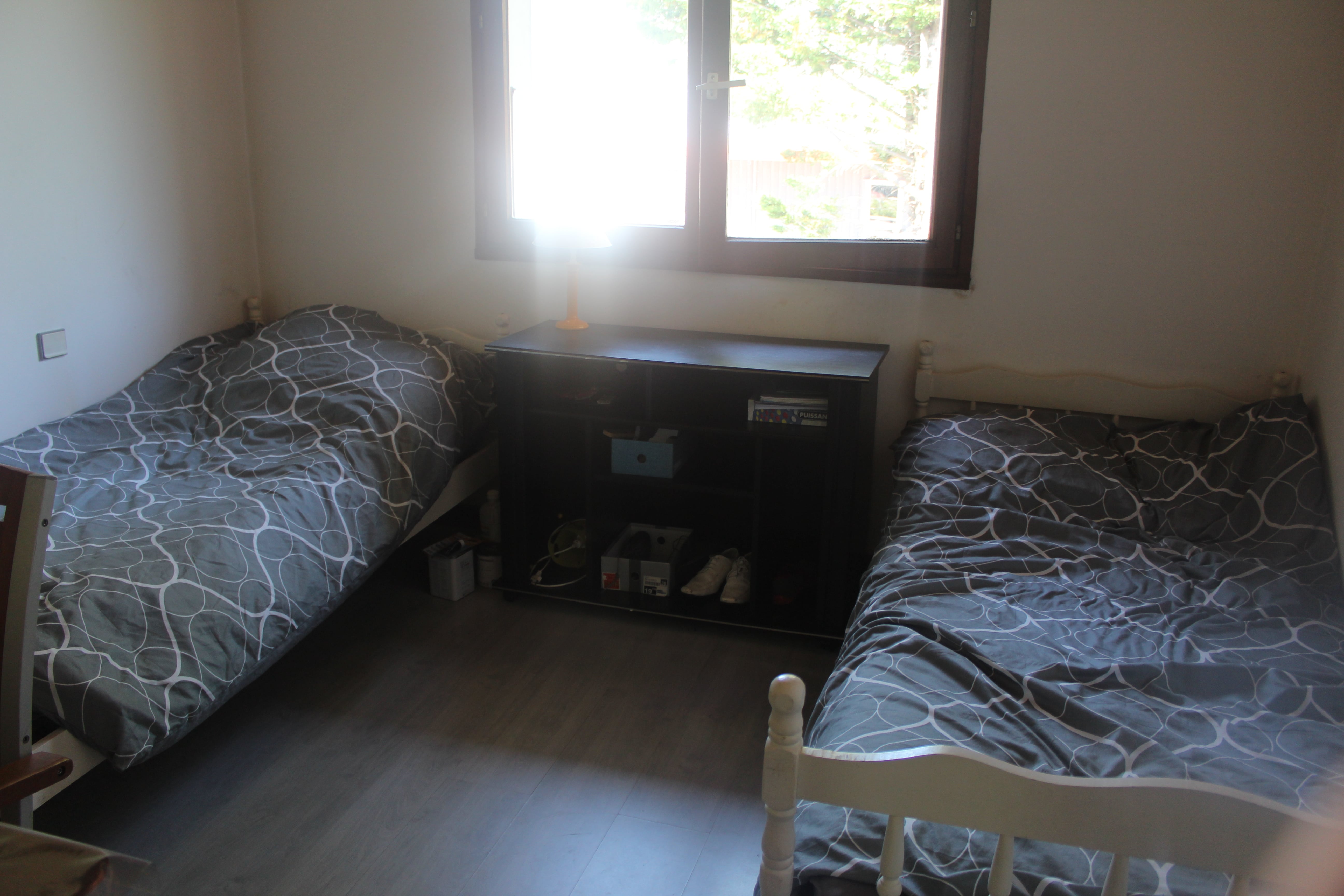 Chambre - 15 m2, 2 lits, pour chaque colocataire par lit -250 euros, ou chambre seule - 410 euros, charges comprises