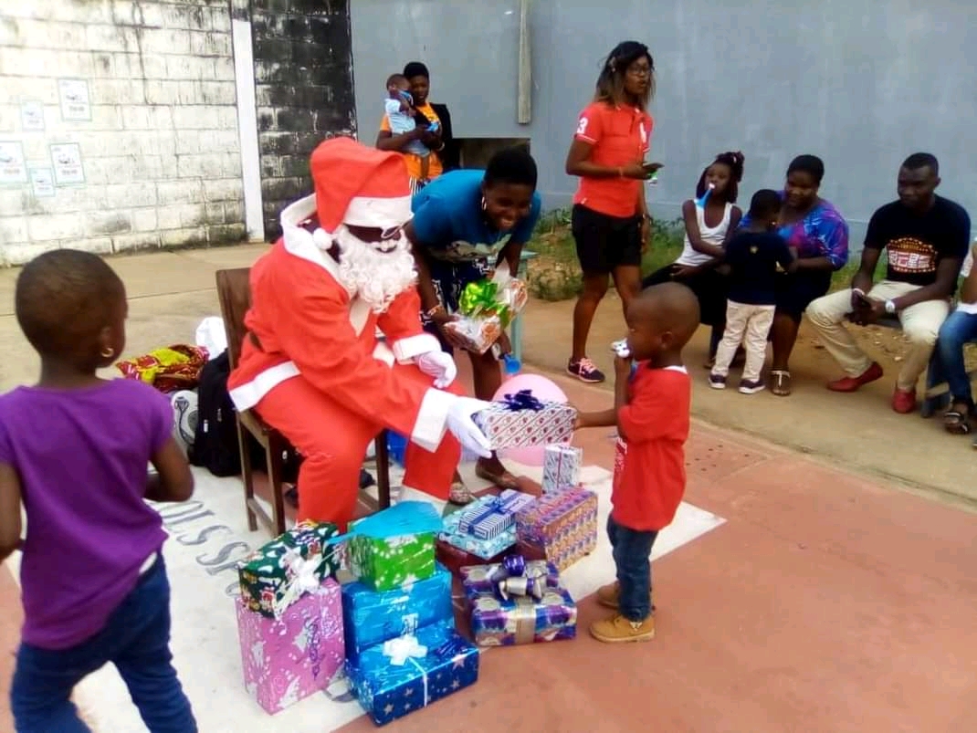  : Distribution des cadeaux aux enfants