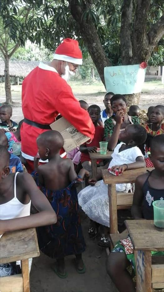  : Distribution des cadeaux aux enfants