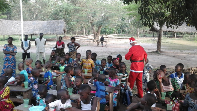  : Distribution des cadeaux aux enfants